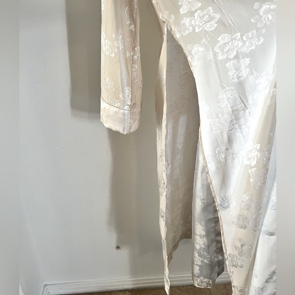 Urban outfitters cream floral shiny coverups maxi jacket size large - Picture 4 of 7